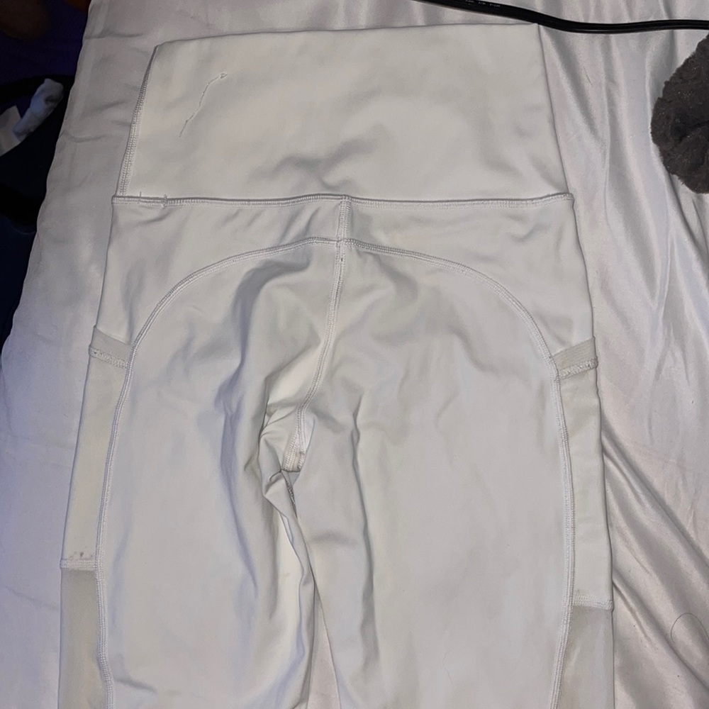 white aerie leggings SIZE: s worn once. has mesh pockets on both sides.